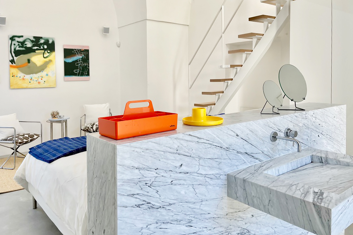 chambre avec salle de bain en tête de lit