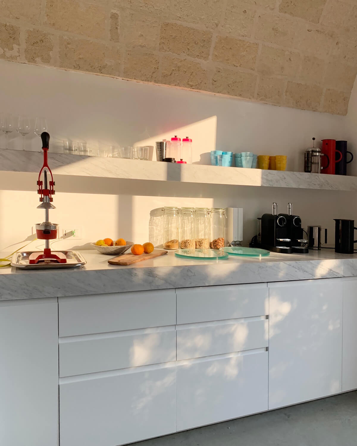 cuisine design avec voûtes en pierre