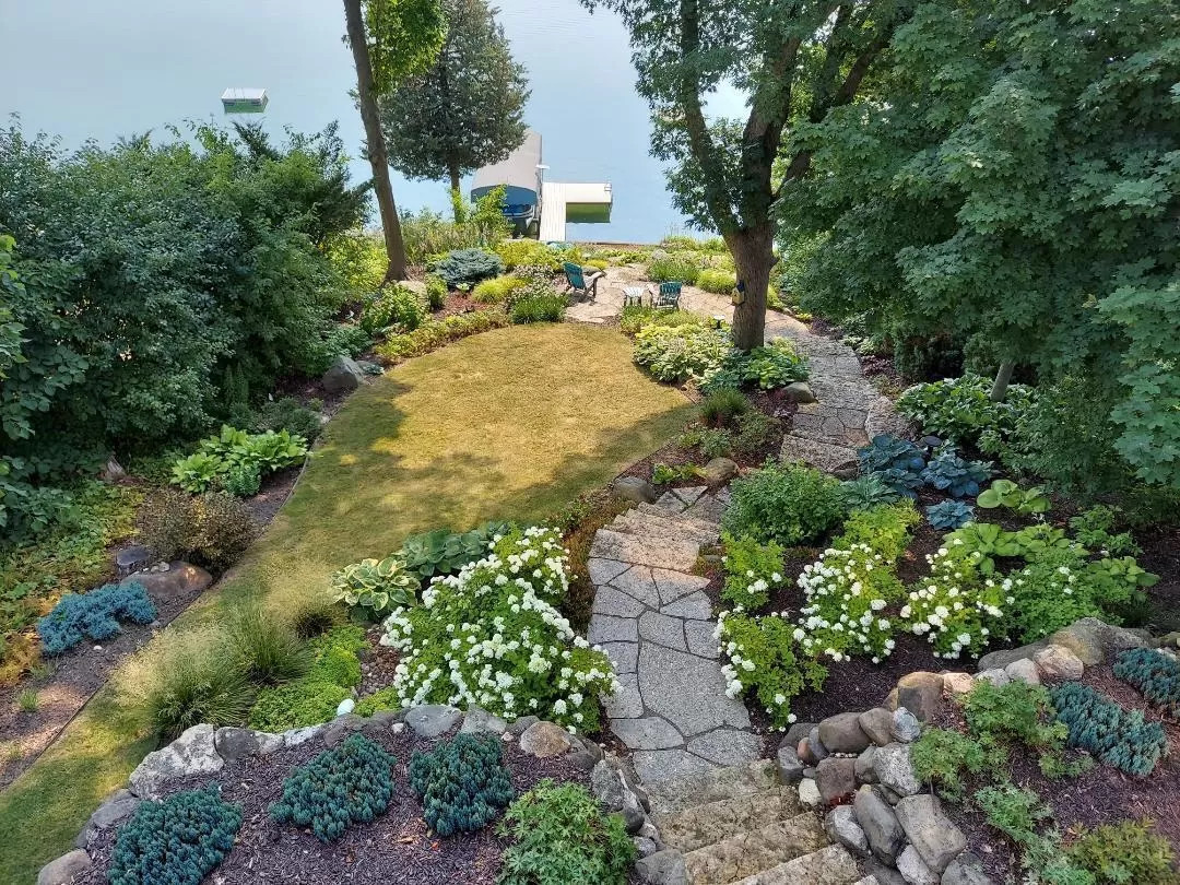jardin au bord de l'eau