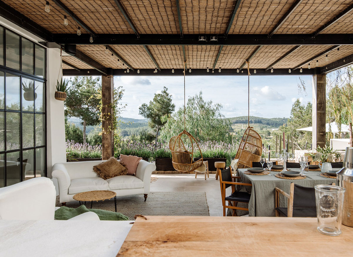 terrasse aménagée et décorée avec fauteuil suspendu terrasse aménagée et décorée avec fauteuil suspendu