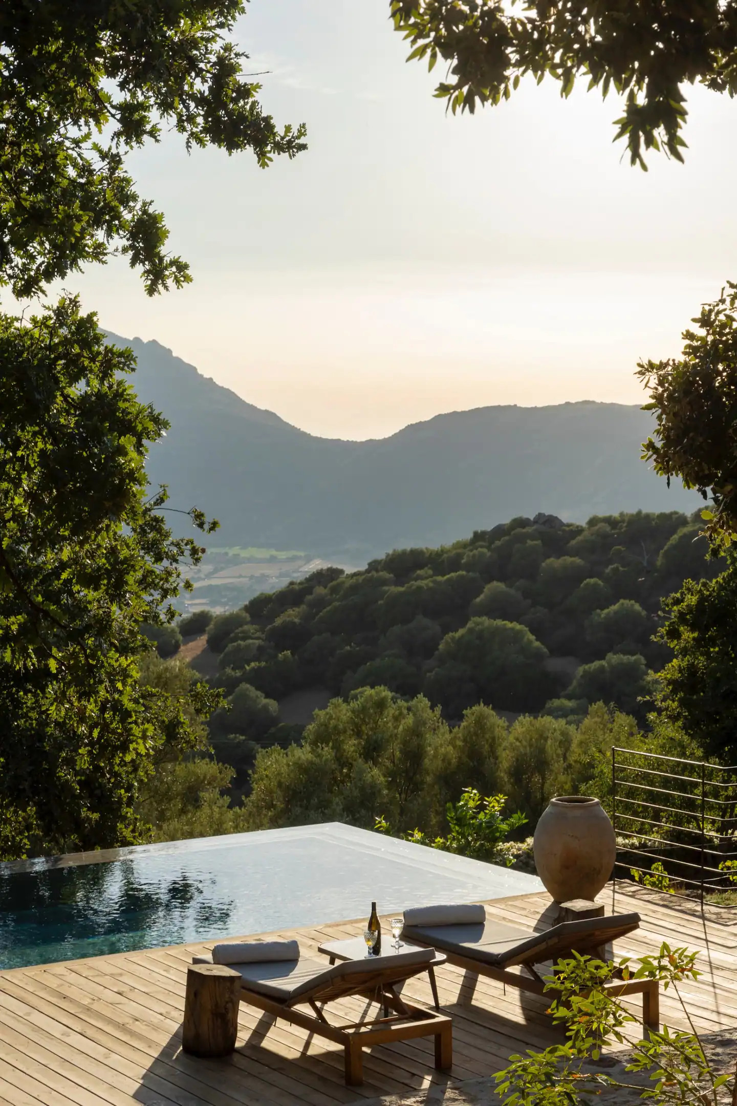piscine à débordement sur terrasse bois