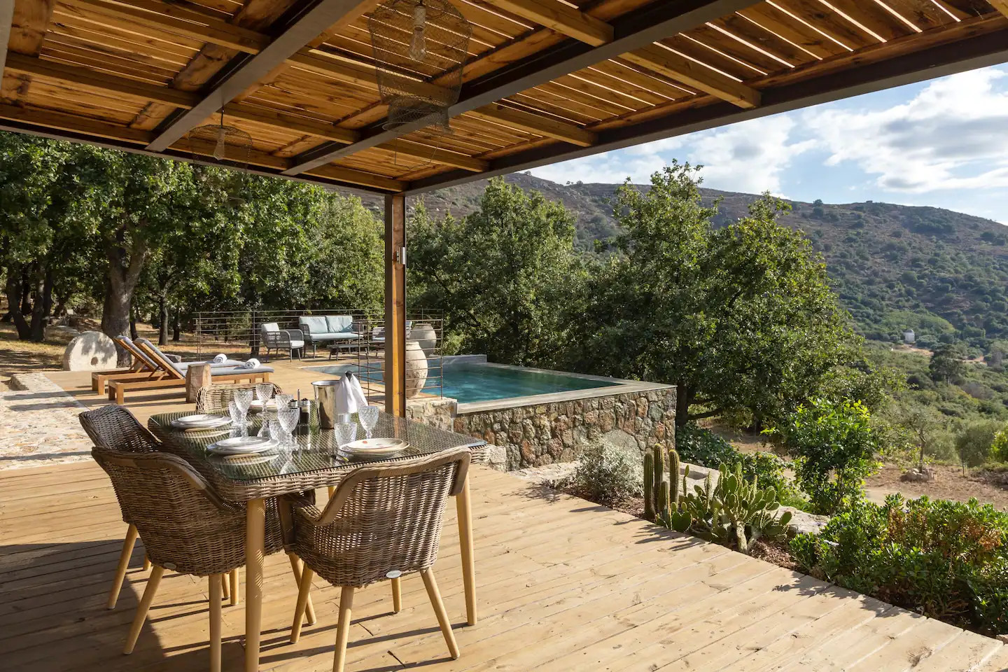 terrasse abritée par pergola métal et bois maison en pierres rénovée