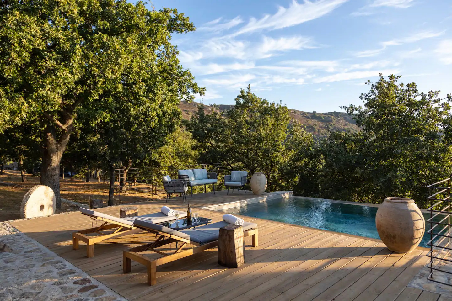 terrasse bois maison en pierres rénovée