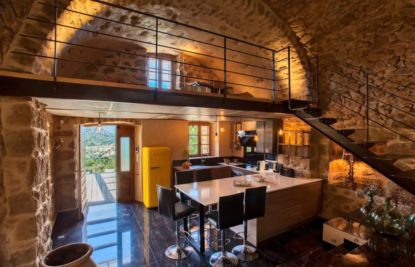 salon avec mezzanine maison en pierres rénovée