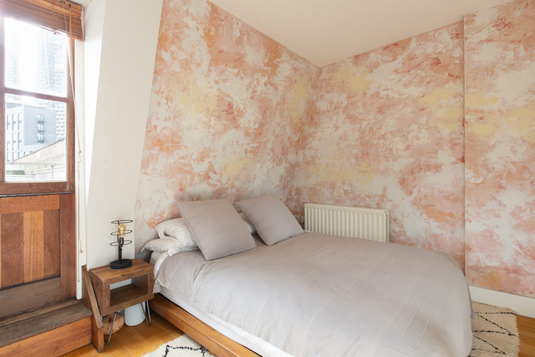 chambre avec papier-peint rose chambre avec papier-peint rose
