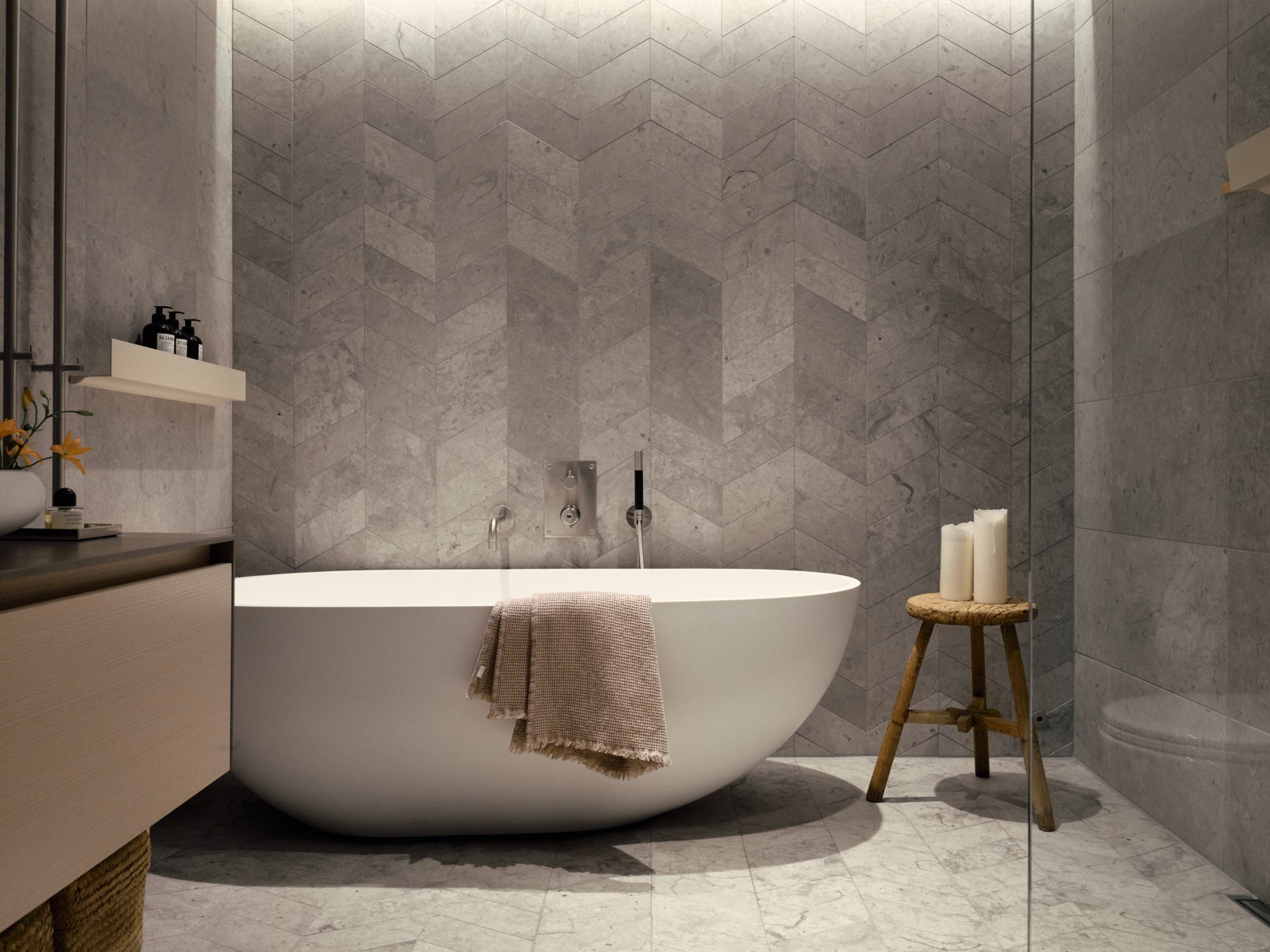 salle de bain design avec baignoire îlot