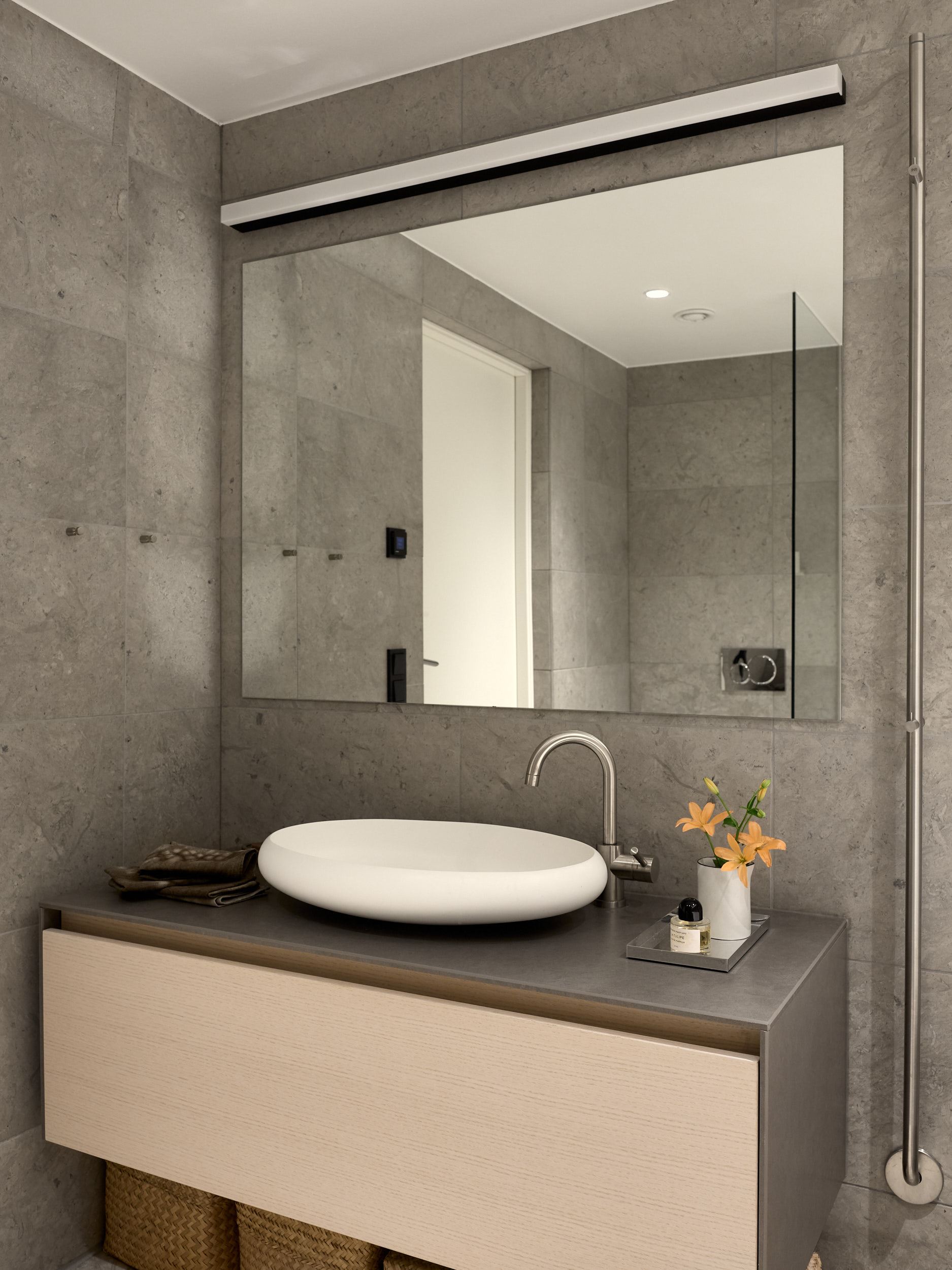 salle de bain design grise