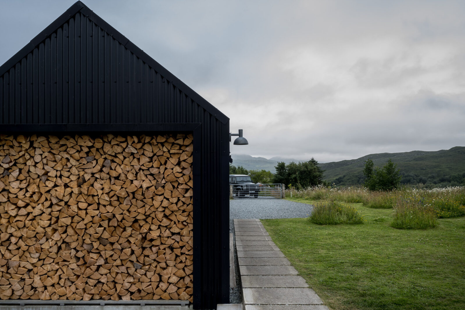 façade maison en aluminium noir avec réserve de bois façade maison en aluminium noir avec réserve de bois