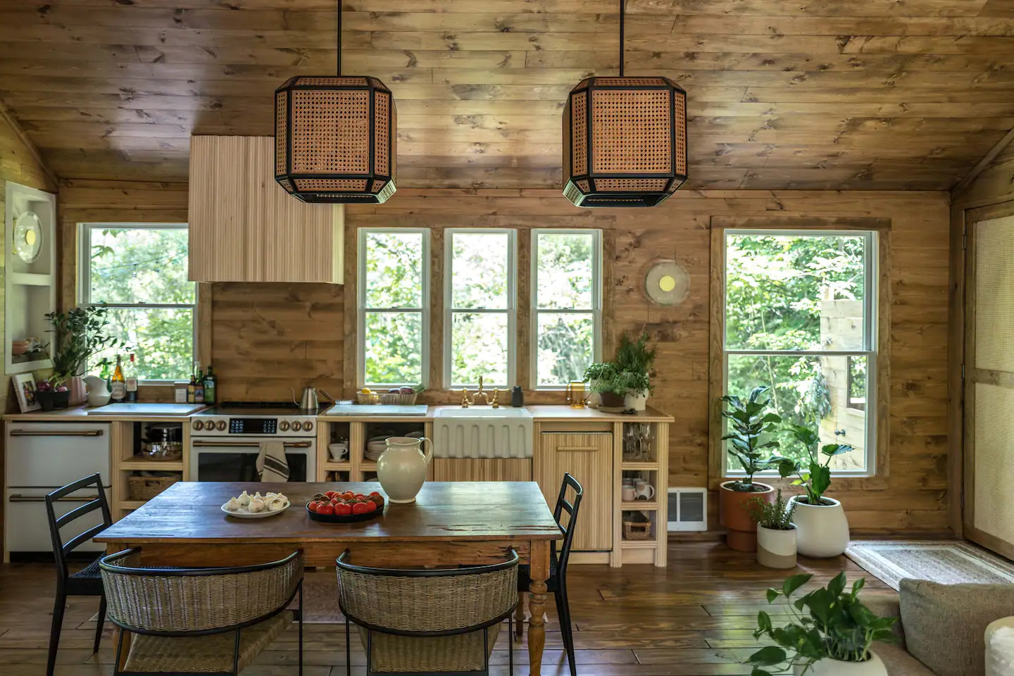 Une terrasse aménagée au milieu des arbres pour une cabane