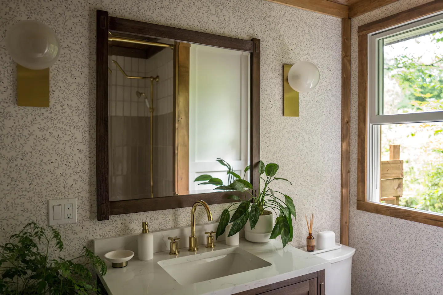 salle de bain rustique chic avec papier peint salle de bain rustique chic avec papier peint