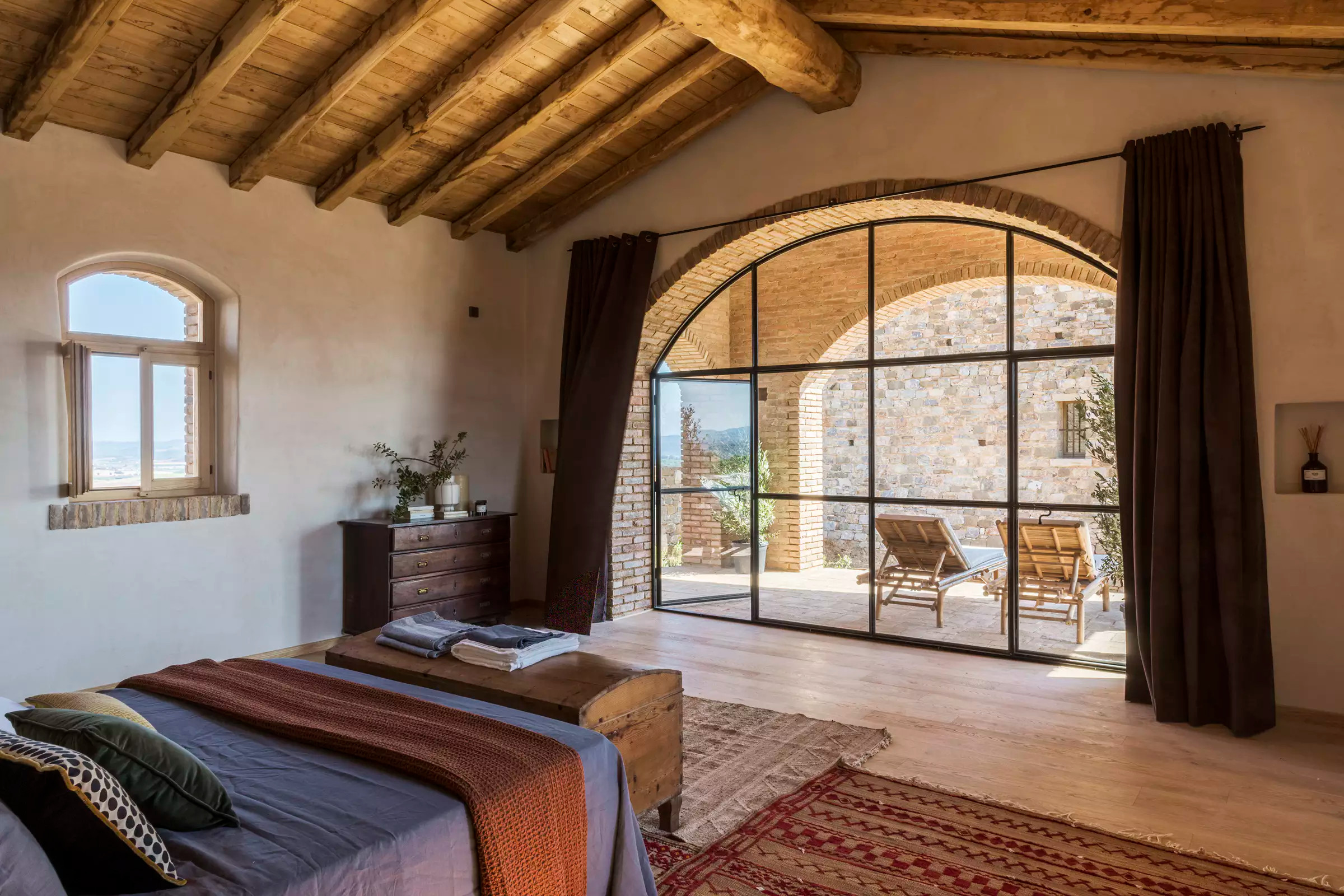chambre avec fenêtre en arche