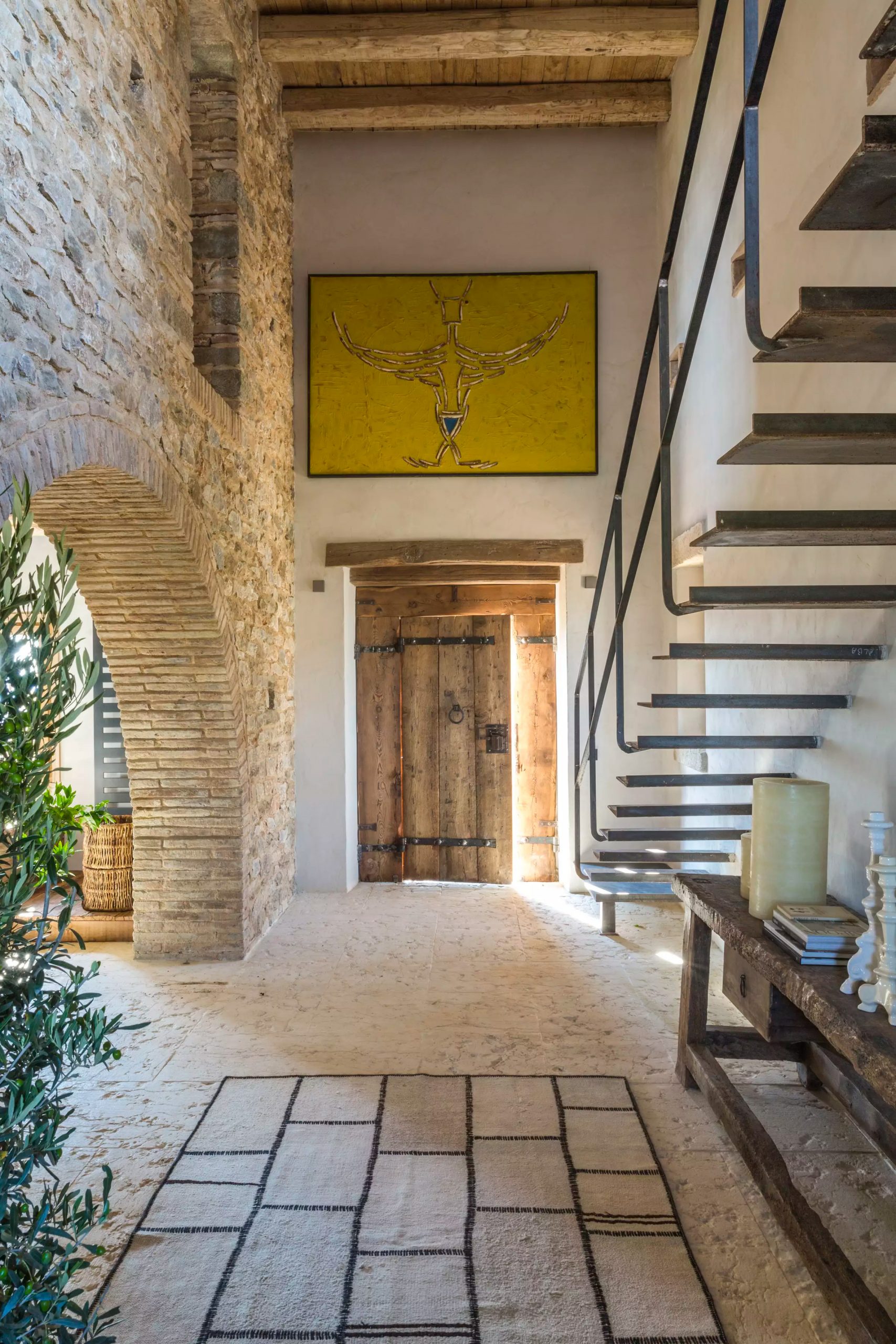 entrée maison rénovée en pierres