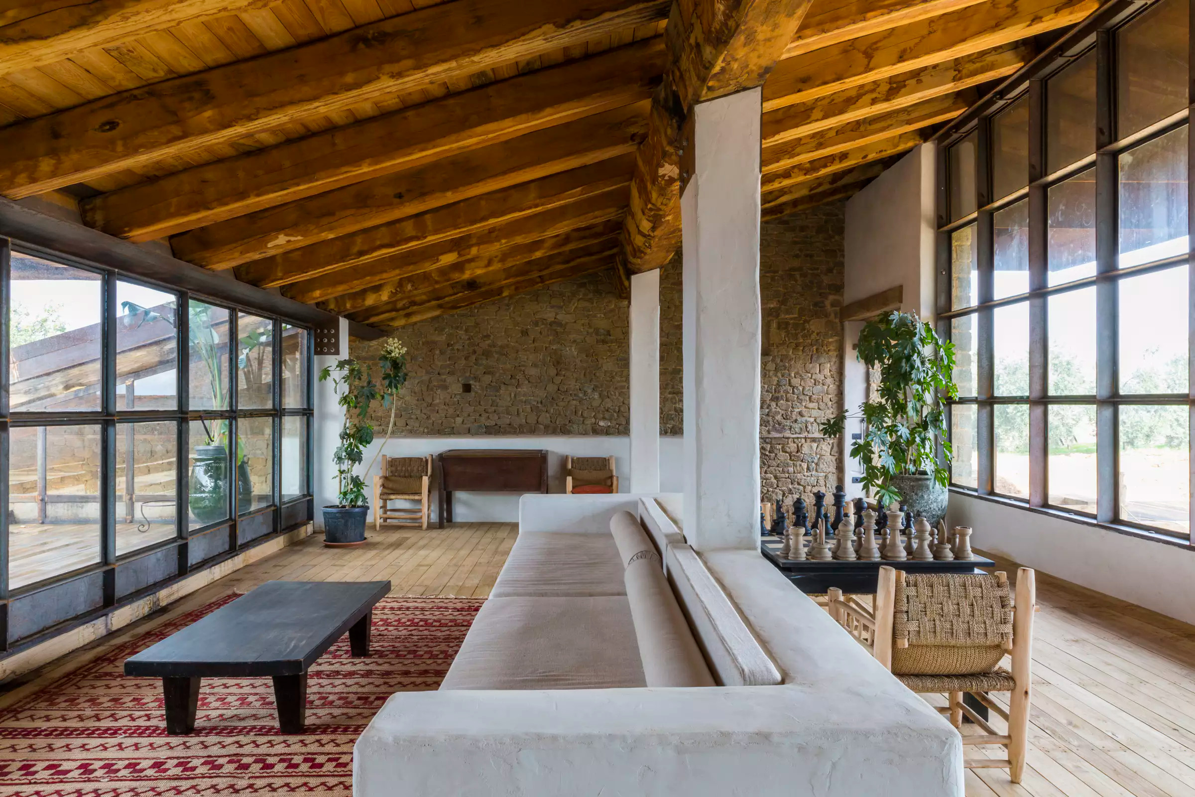 salon avec poutres maison rénovée en pierres