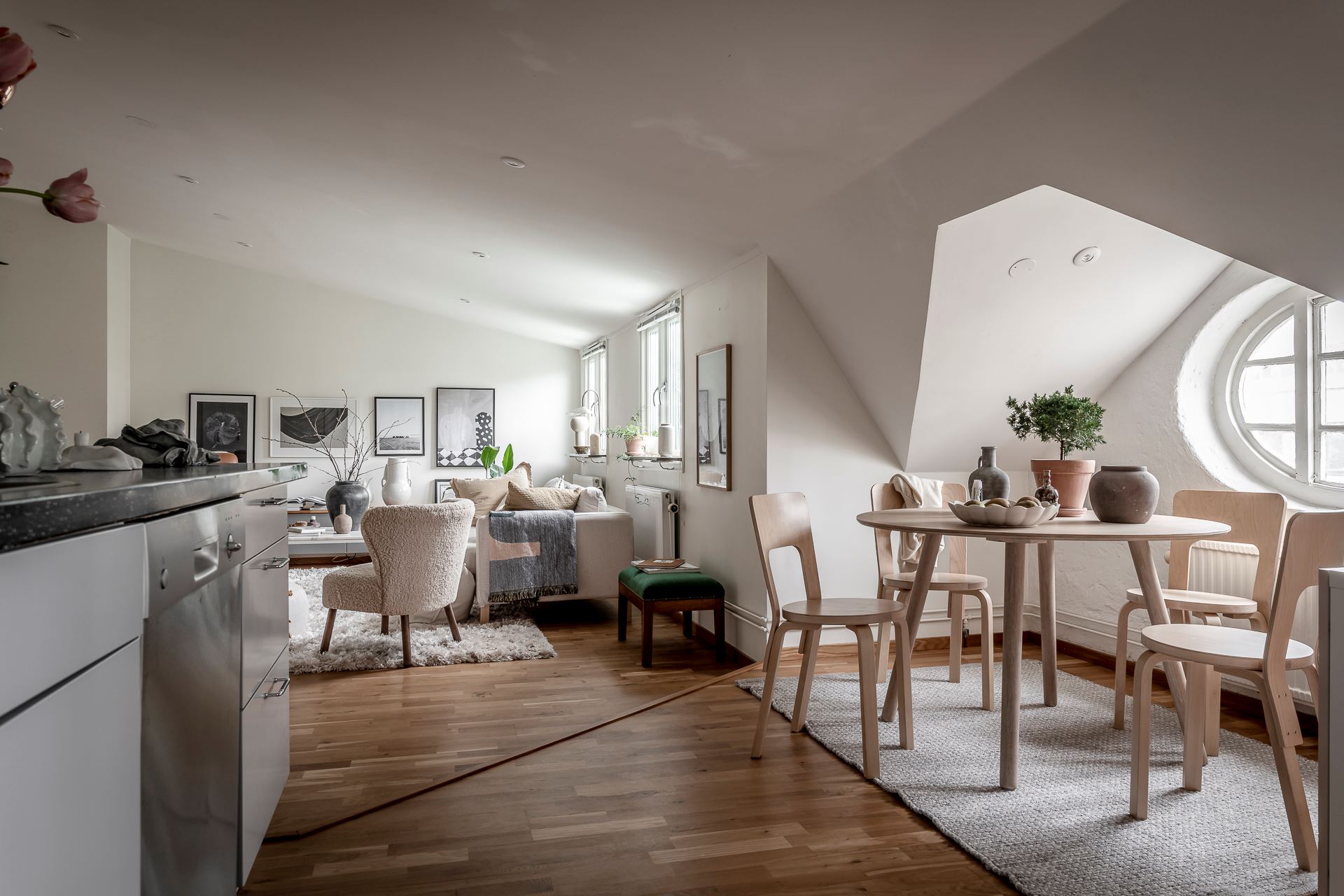 appartement mansardé décoration design et naturelle