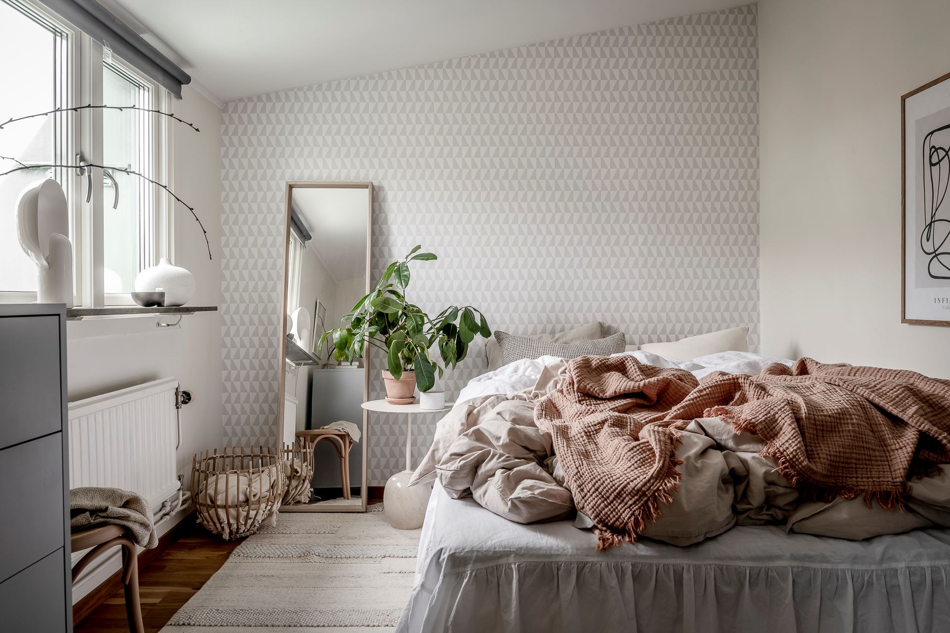 chambre avec papier-peint