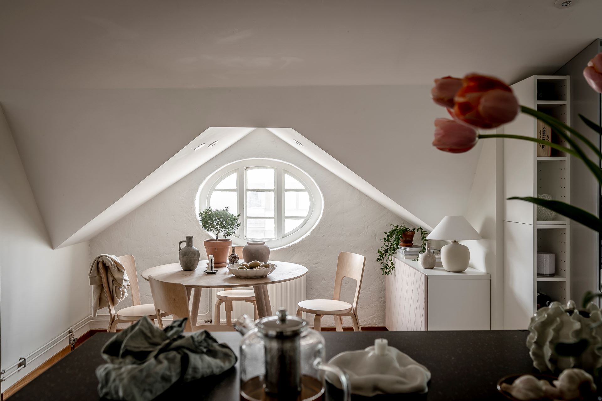 salle à manger appartement mansardé avec oeil de boeuf