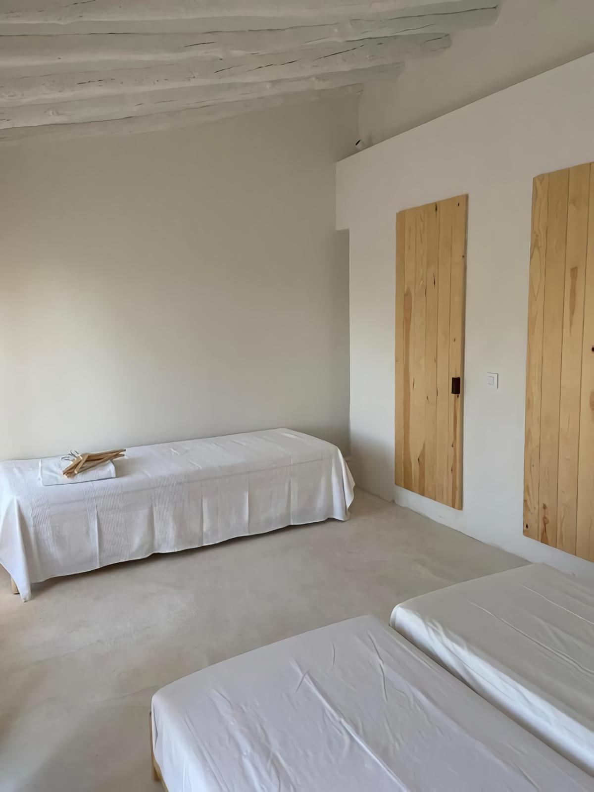 chambre minimaliste maison ancienne avec poutres chambre minimaliste maison ancienne avec poutres