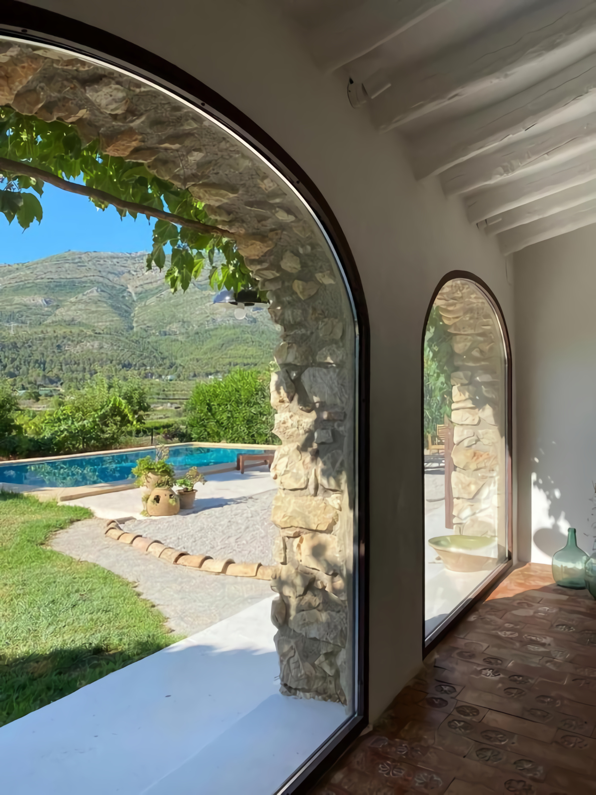 salon avec poutres et arches dans maison en pierres rénovée salon avec poutres et arches dans maison en pierres rénovée