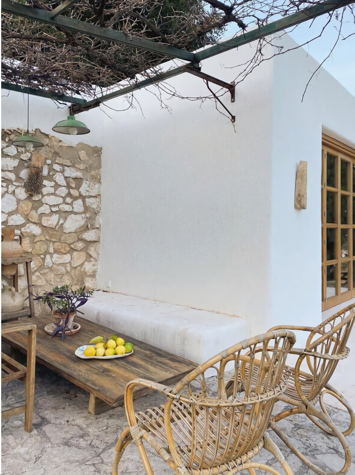 façade avec pergola maison en pierres rénovée façade avec pergola maison en pierres rénovée