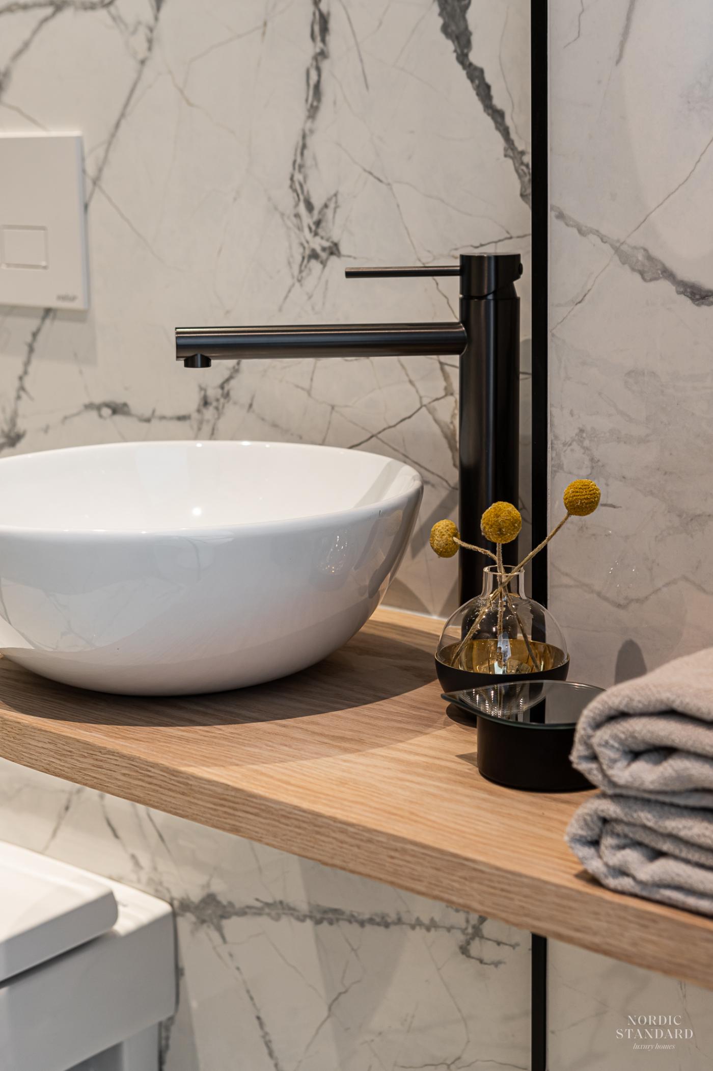 salle de bain marbre blanc et bois