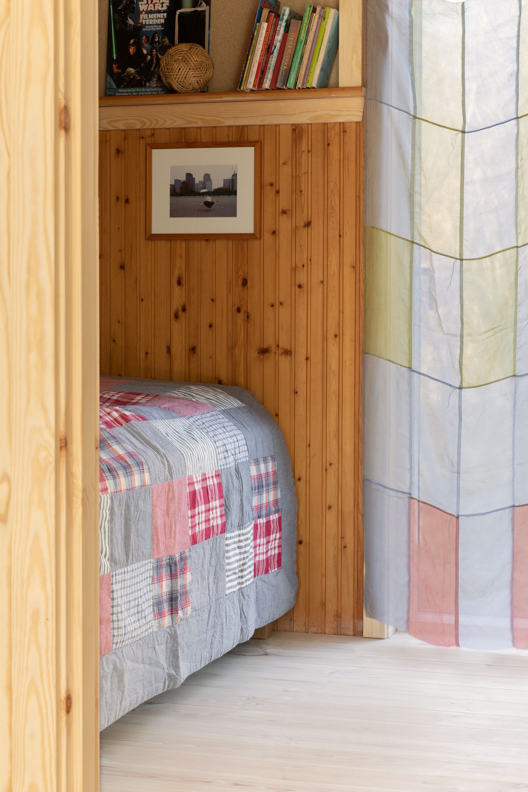 chambre d'enfant avec lambris