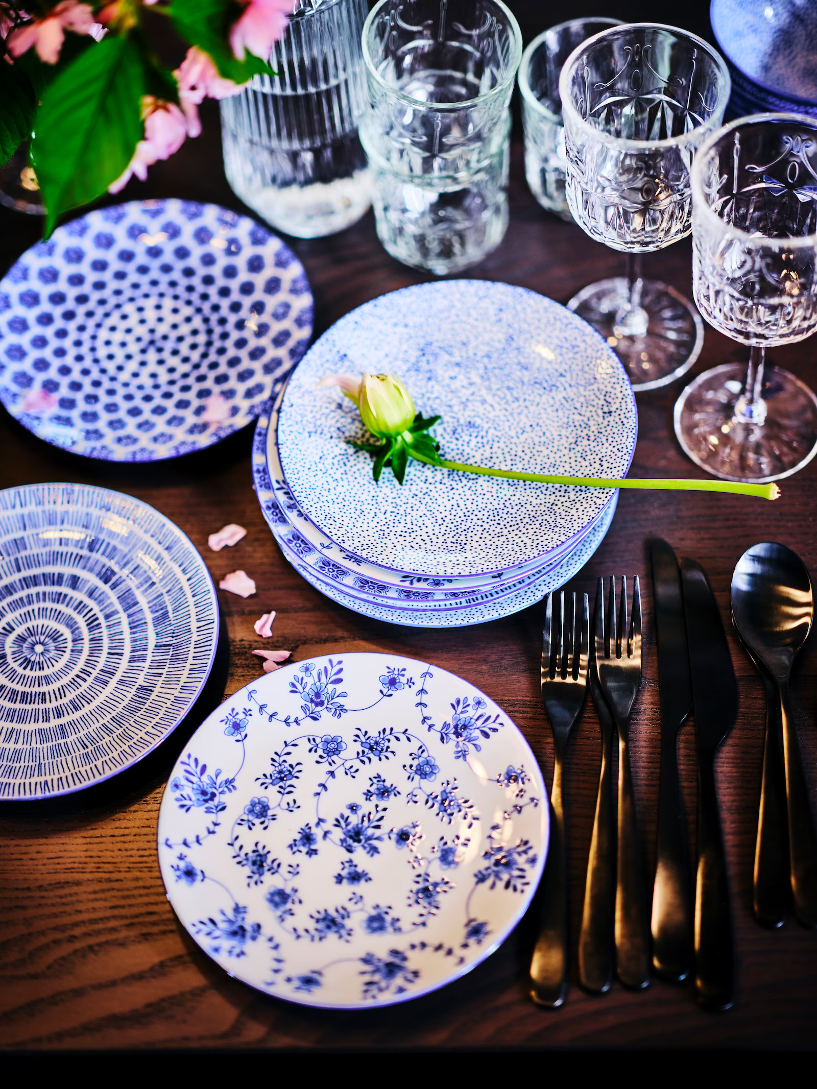table de repas avec vaisselle bleue IKEA table de repas avec vaisselle bleue IKEA