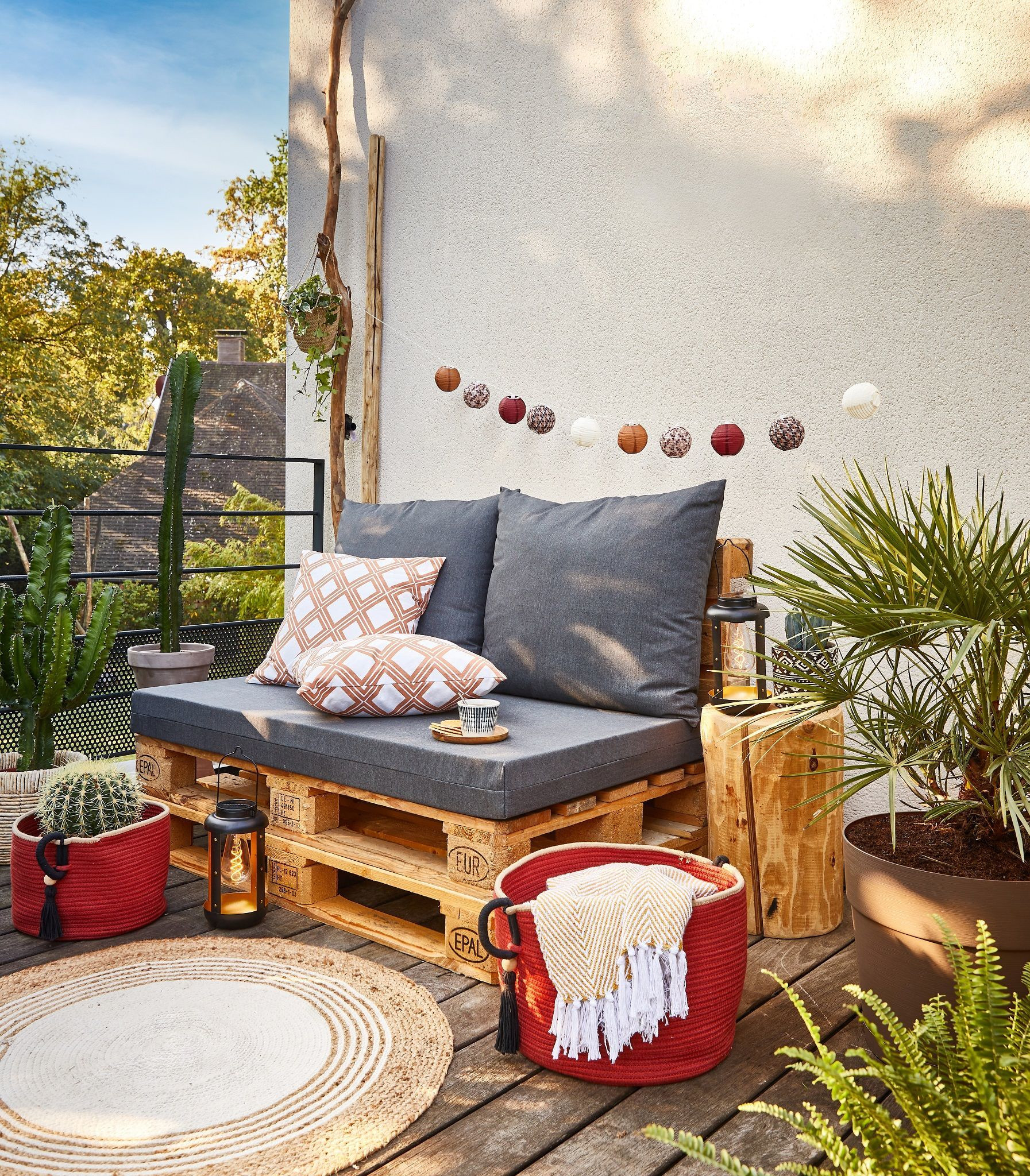terrasse aménagée avec canapé palettes