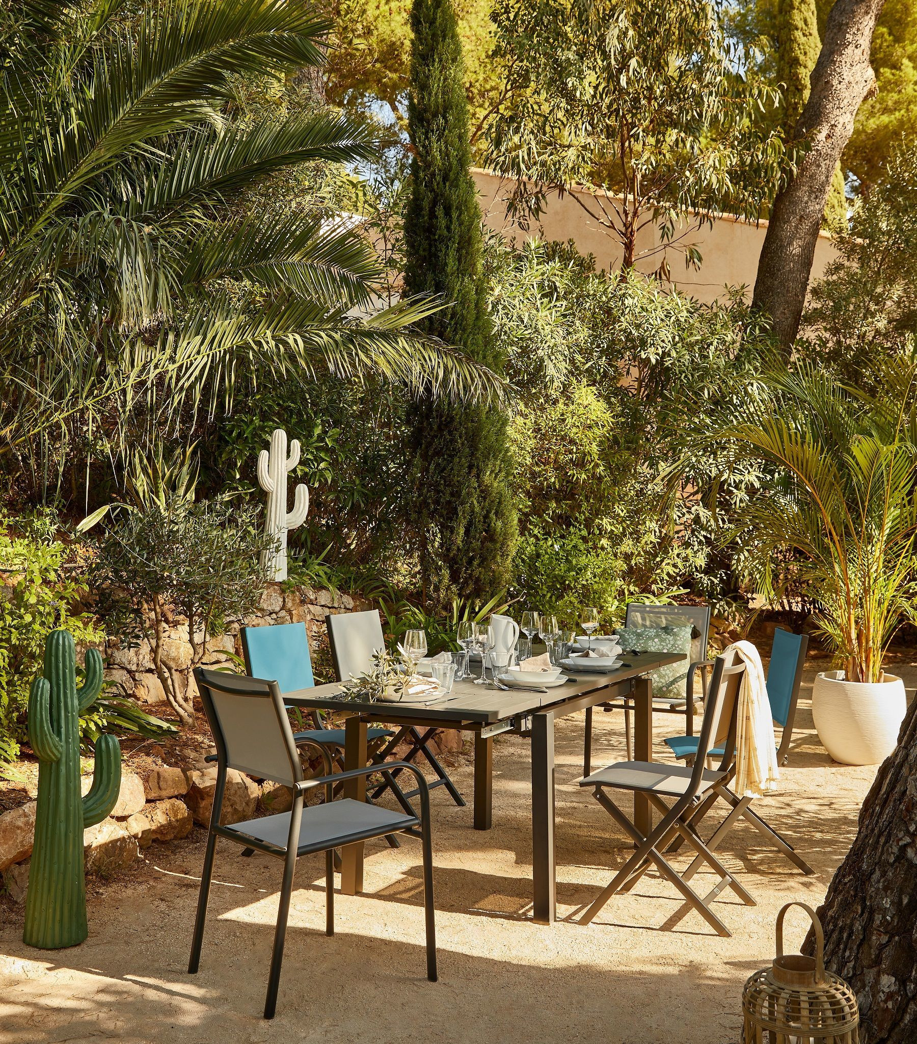 salle à manger d'extérieur sous les arbres