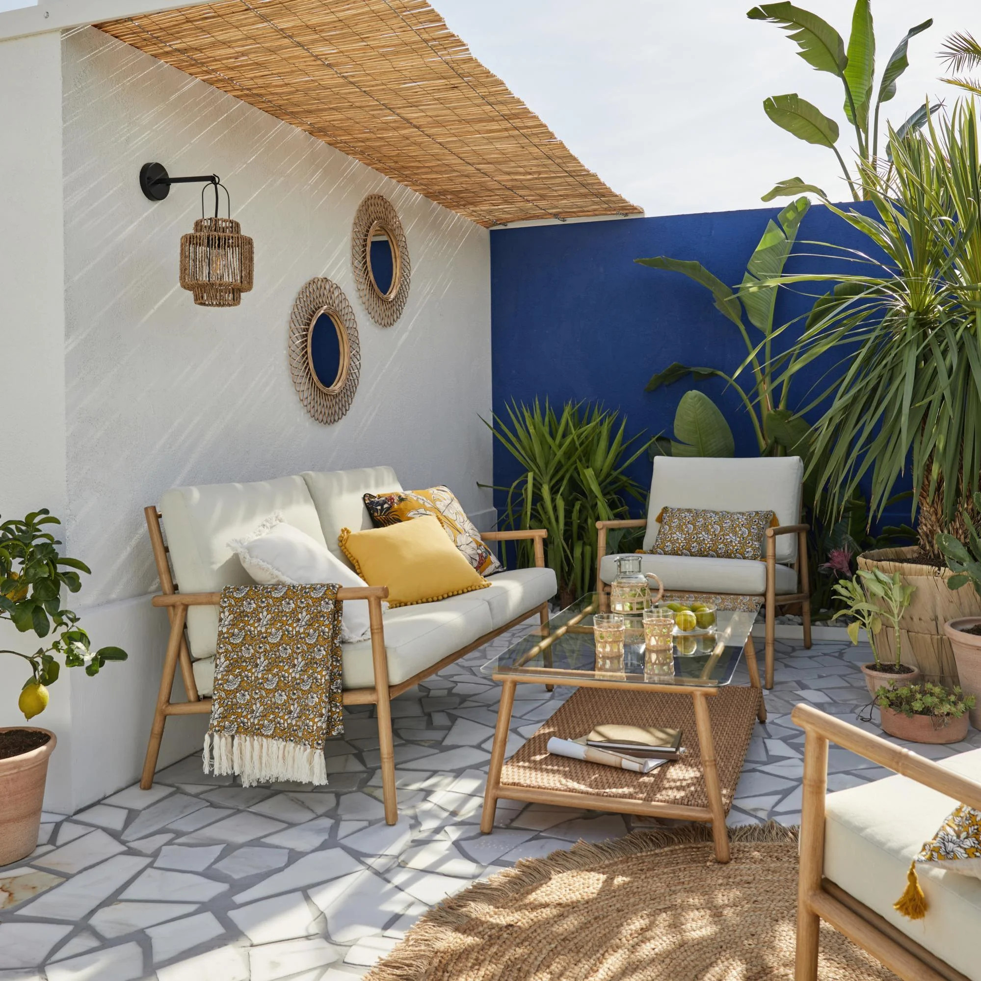 patio aménagé avec mobilier rotin