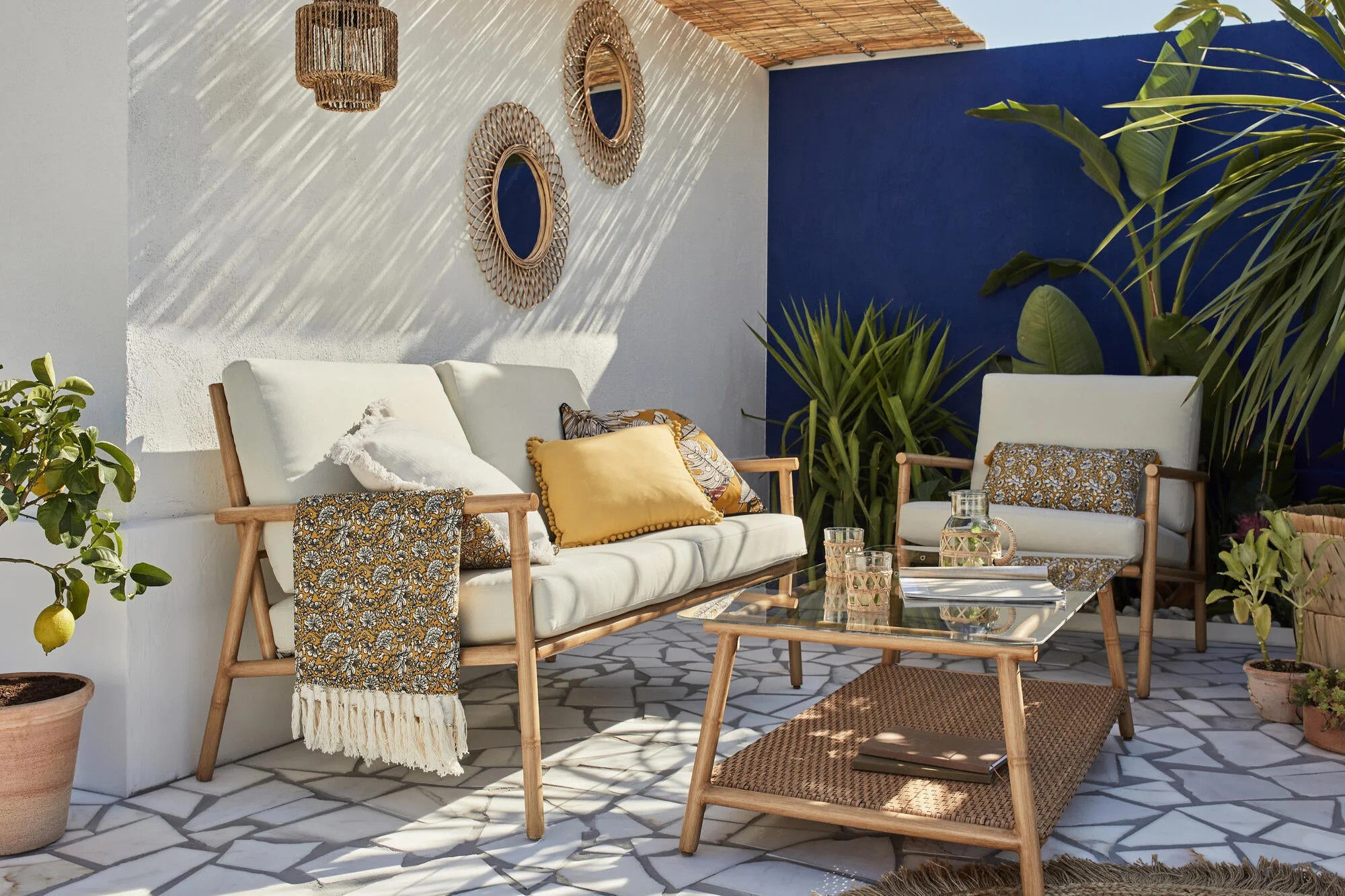 patio aménagé avec mobilier rotin