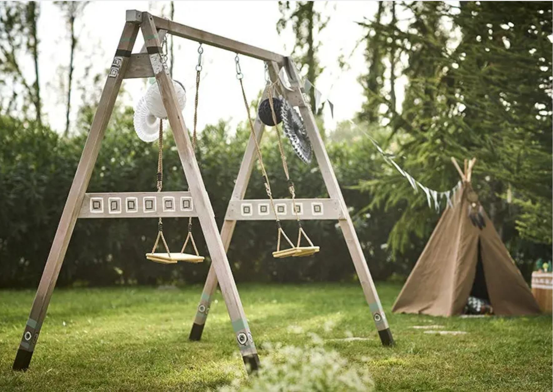 balançoire en bois et tipi dans jardin balançoire en bois et tipi dans jardin