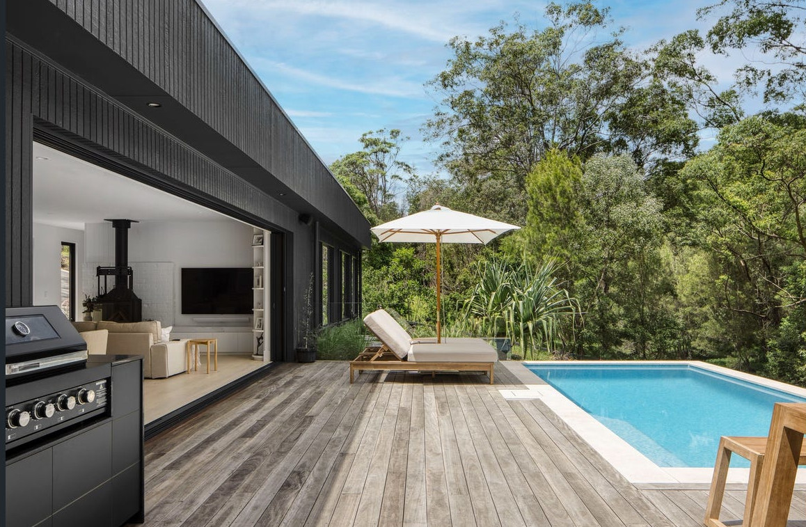 terrasse bois avec piscine maison contemporaine