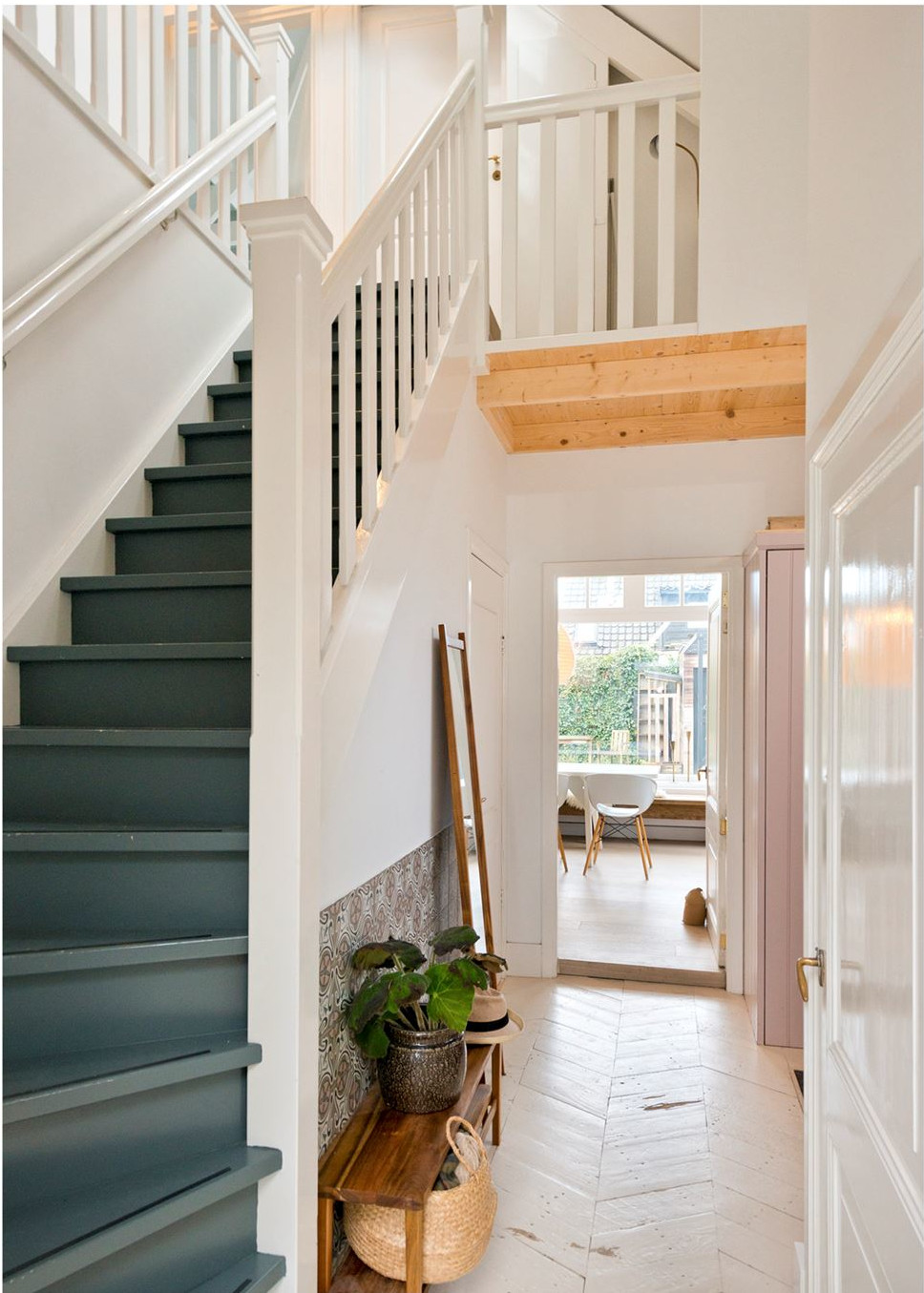 entrée avec escalier bois peint