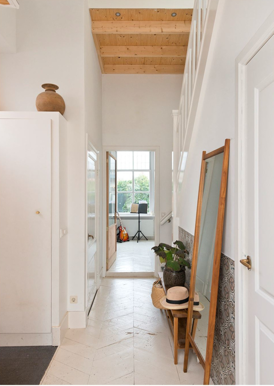 entrée avec parquet peint en blanc