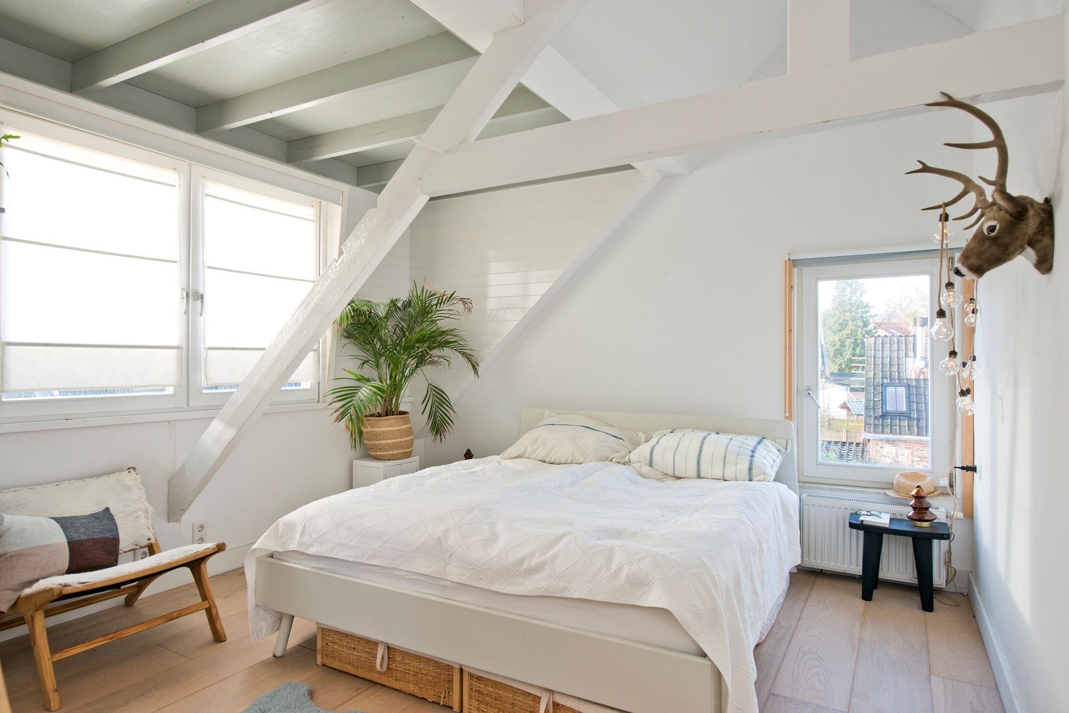 chambre sous combles avec poutres blanches