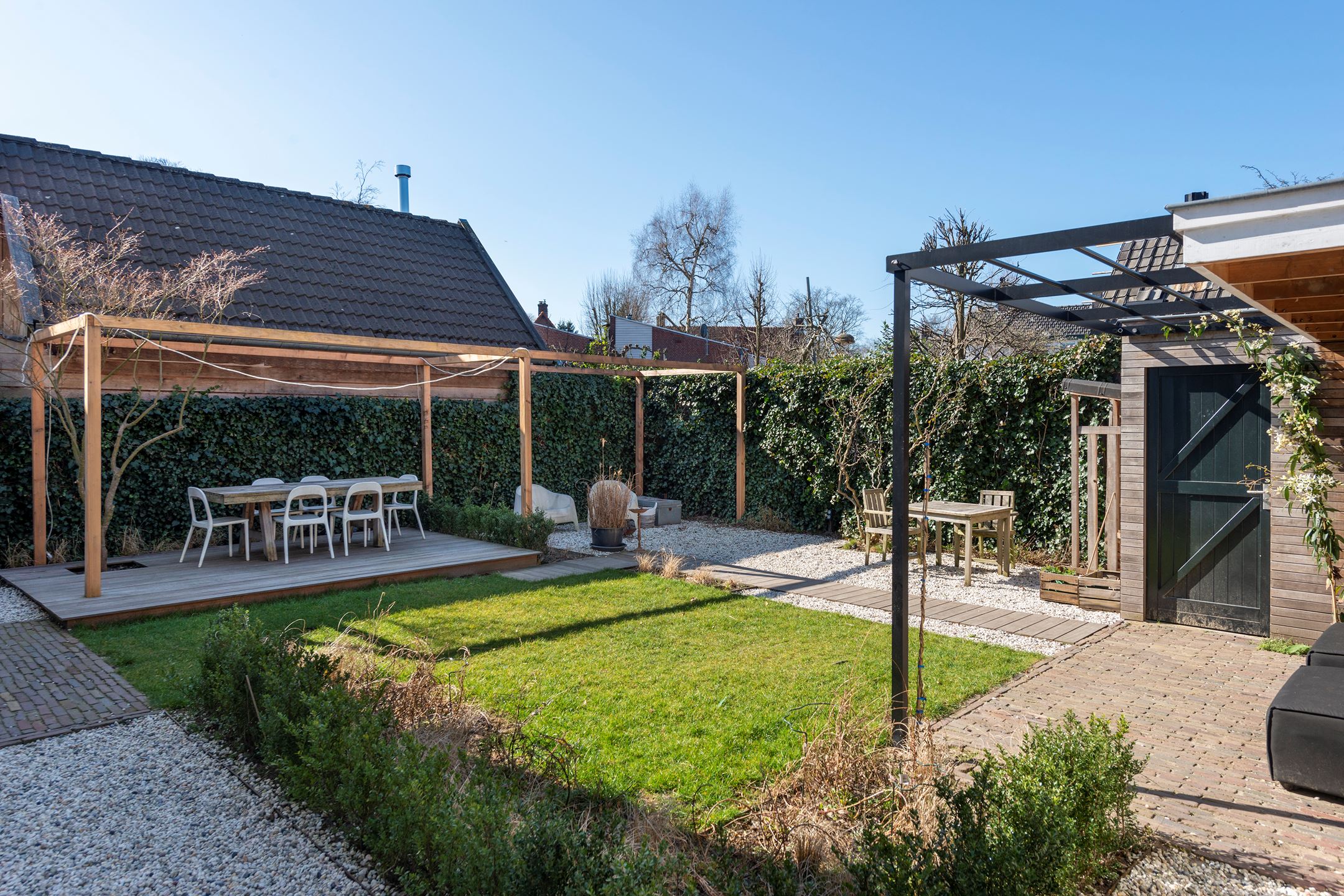 jardin de ville avec pergola bois
