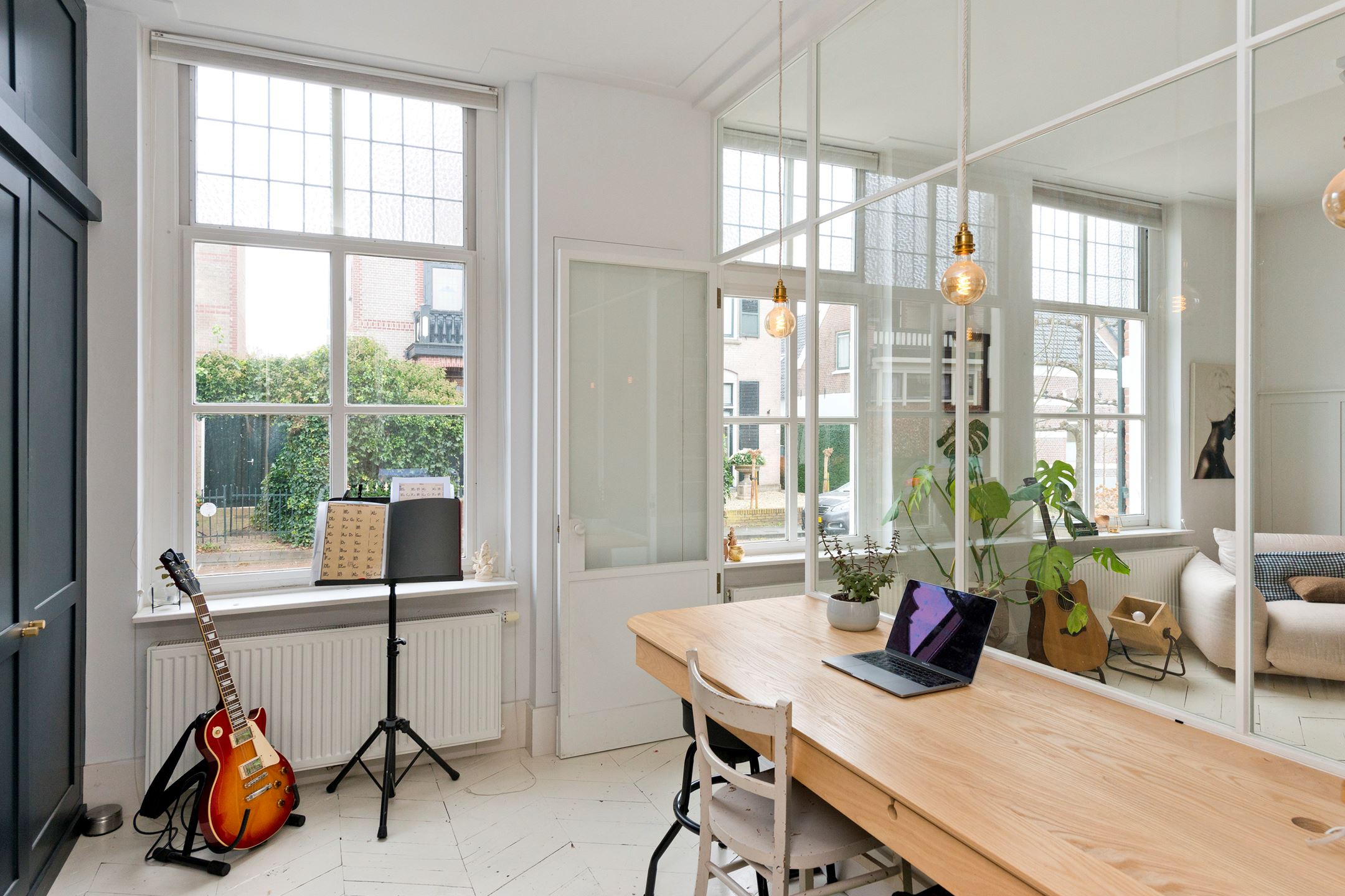 bureau derrière verrière