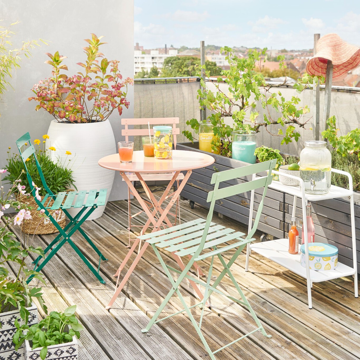 terrasse en ville avec mobilier pastel