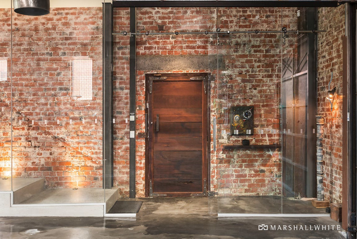 entrée loft avec mur de briques
