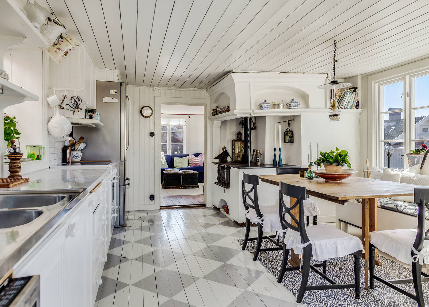 cuisine rustique blanche sol à damier peint