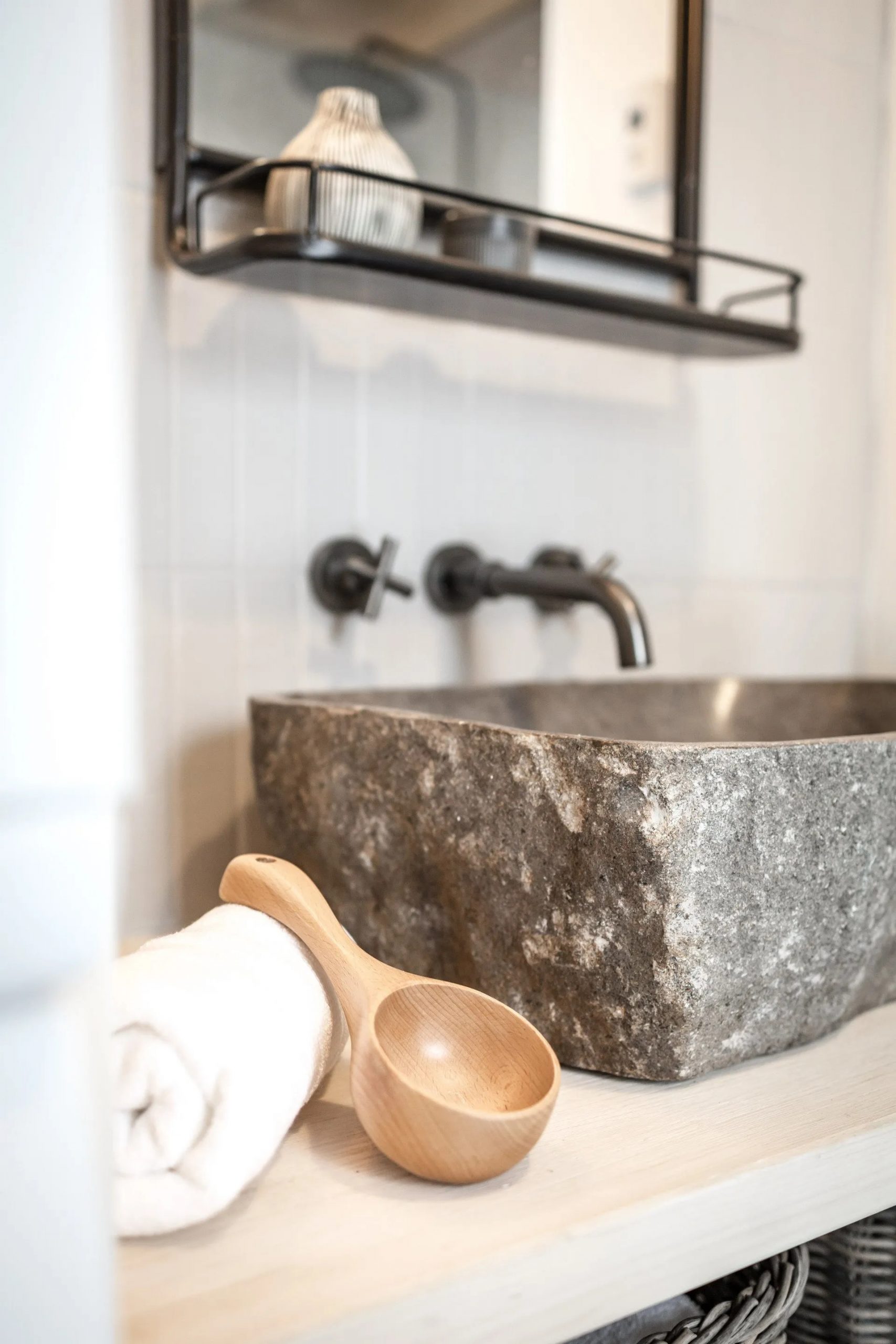 salle de bain avec vasque en pierre