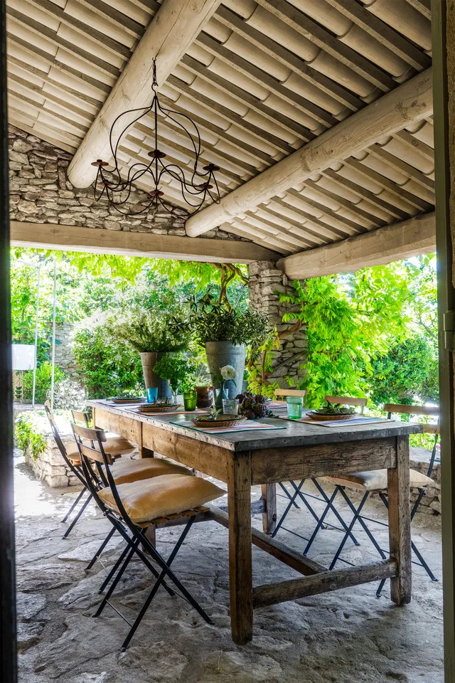 terrasse abritée maison en pierres Luberon