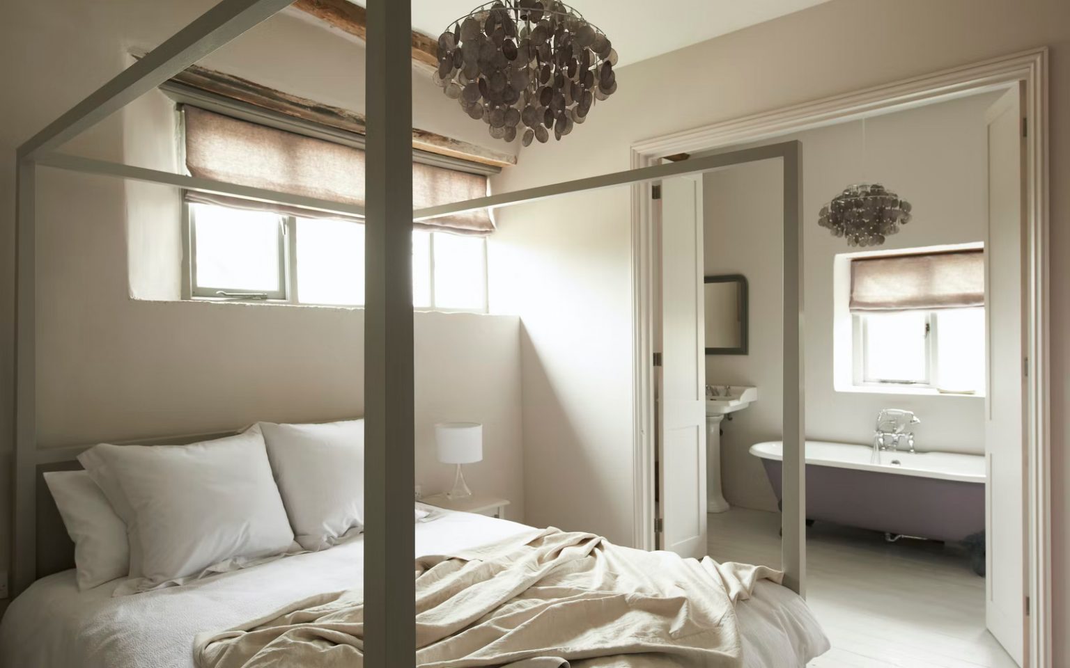 chambre avec lit à baldaquin
