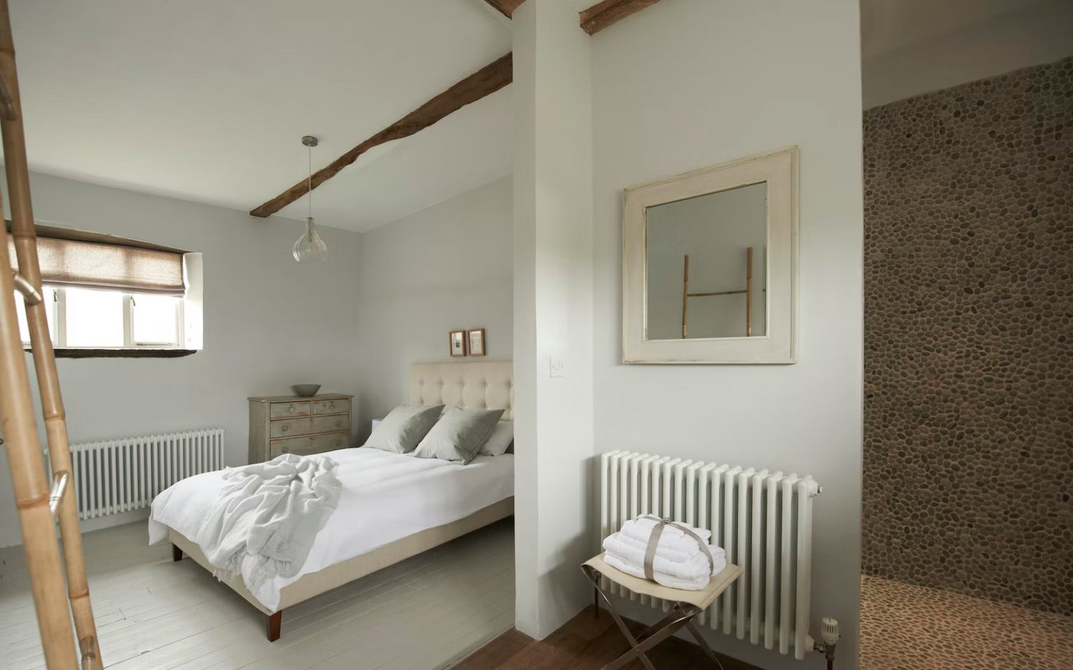 chambre avec poutres décoration grise