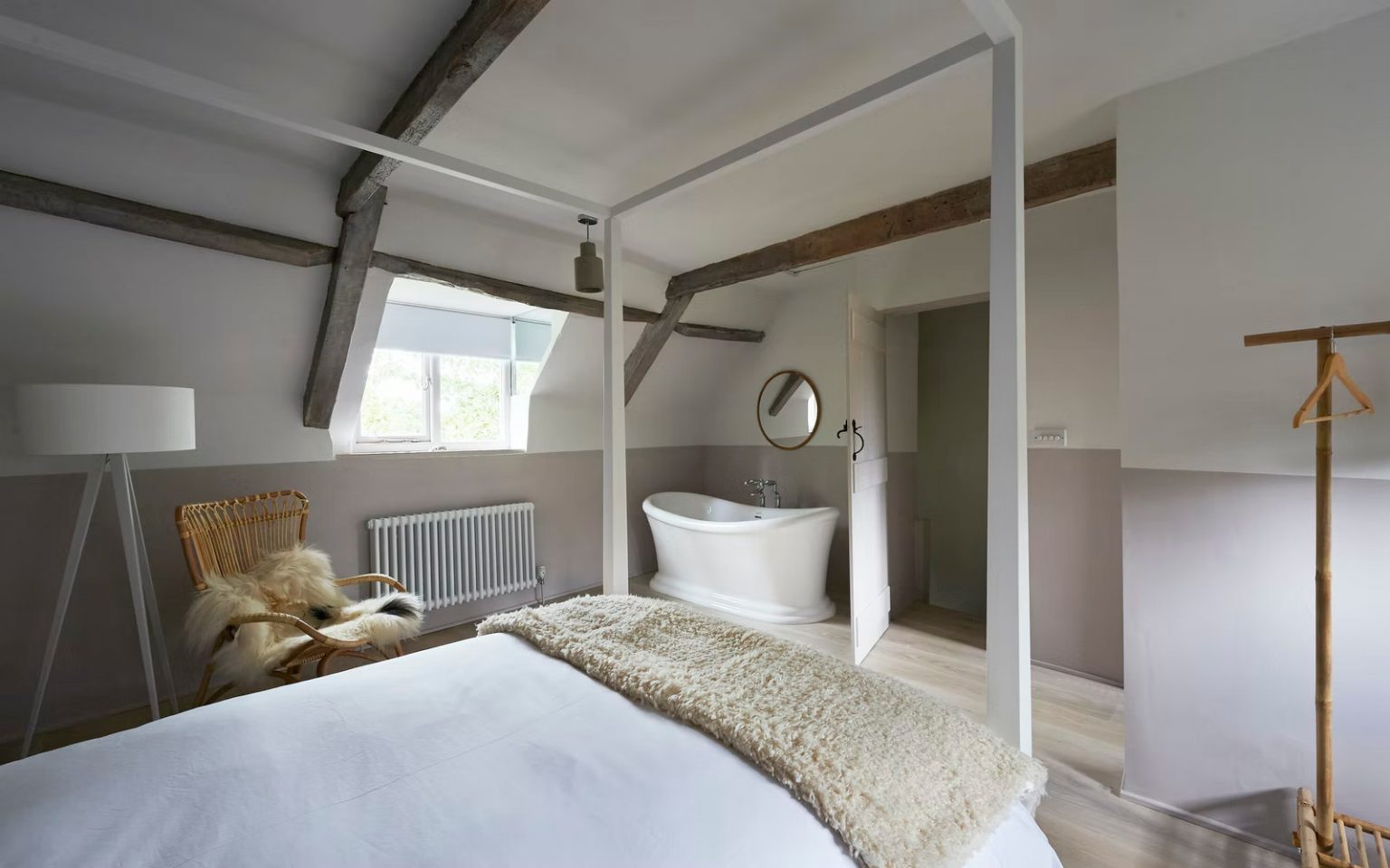 chambre avec lit à baldaquin
