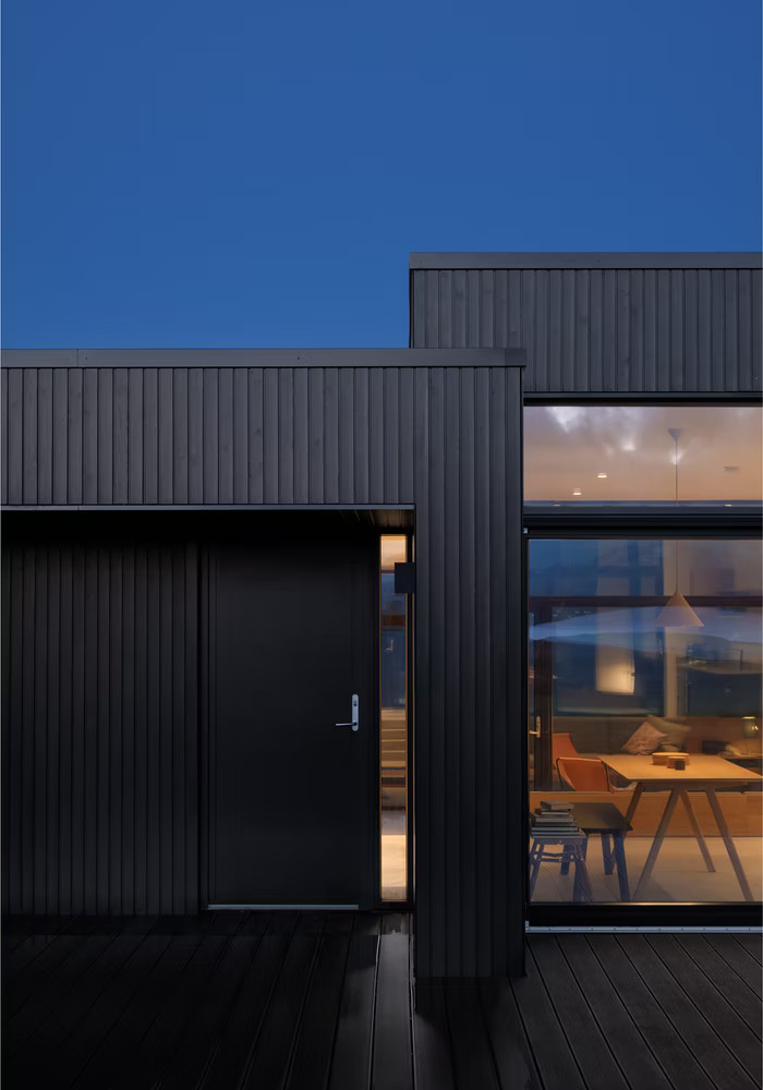 maison minimaliste en bois noir