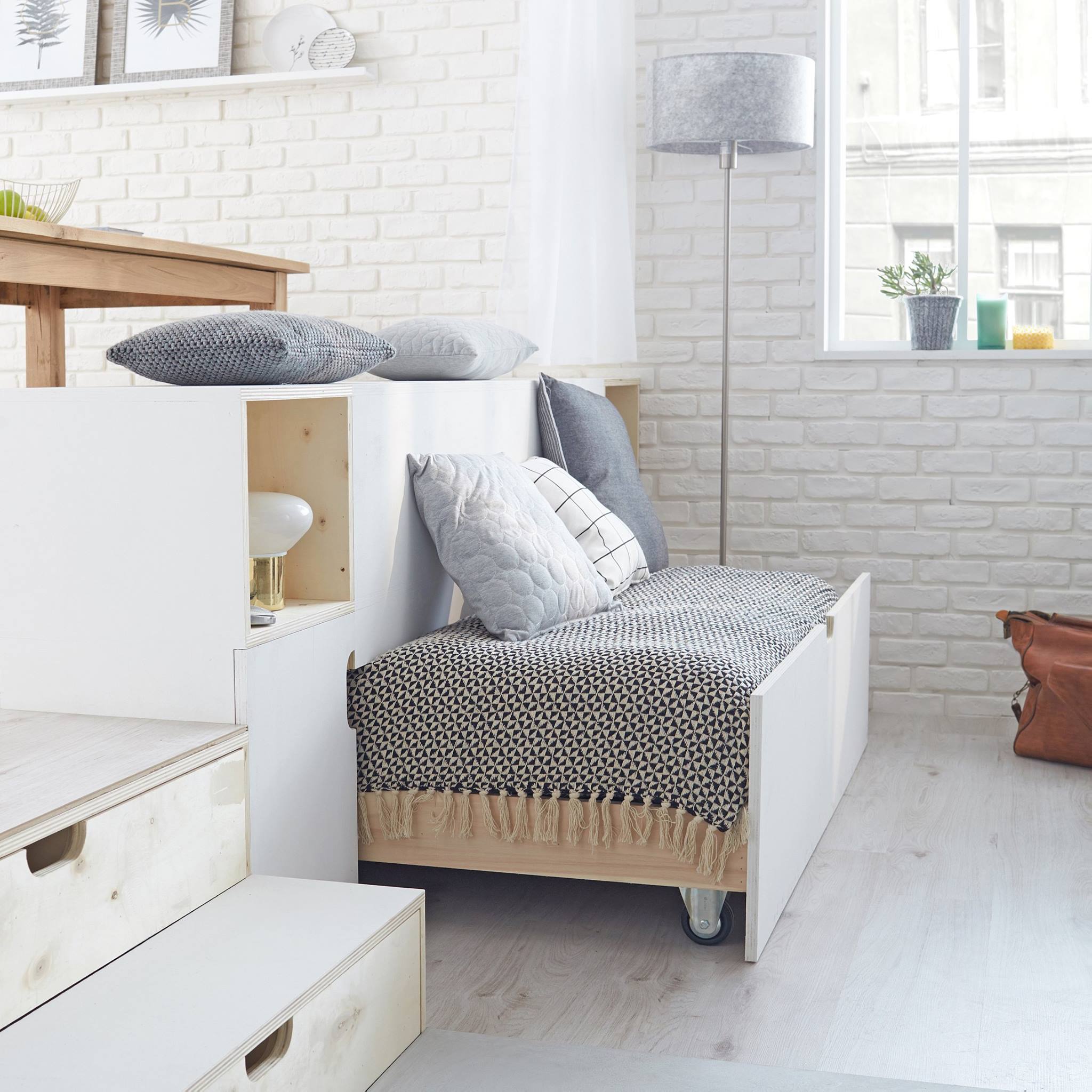 salon avec lit escamotable sous estrade