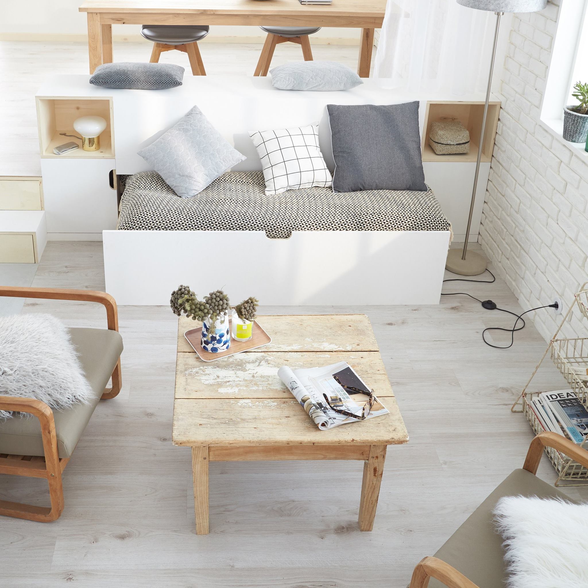 salon avec lit escamotable sous estrade