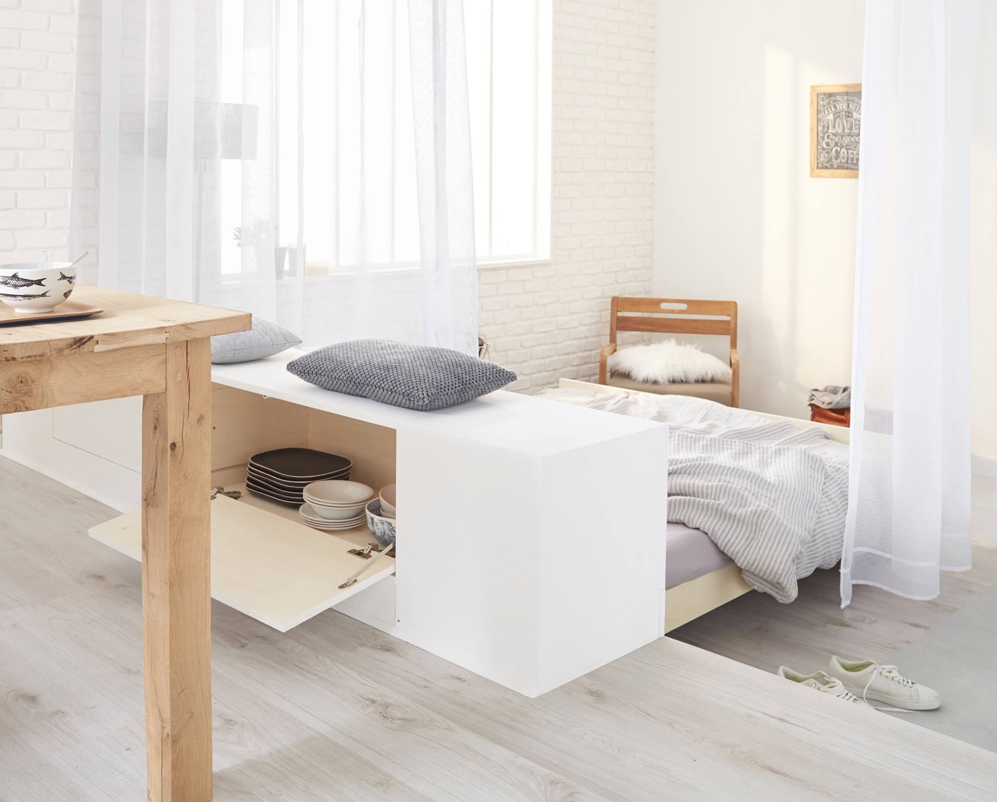 salon avec lit escamotable sous estrade