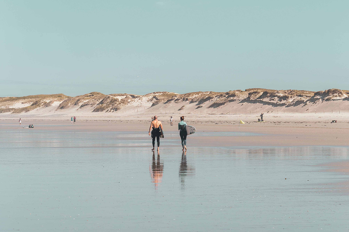 paysage marin et surfeurs Bretagne